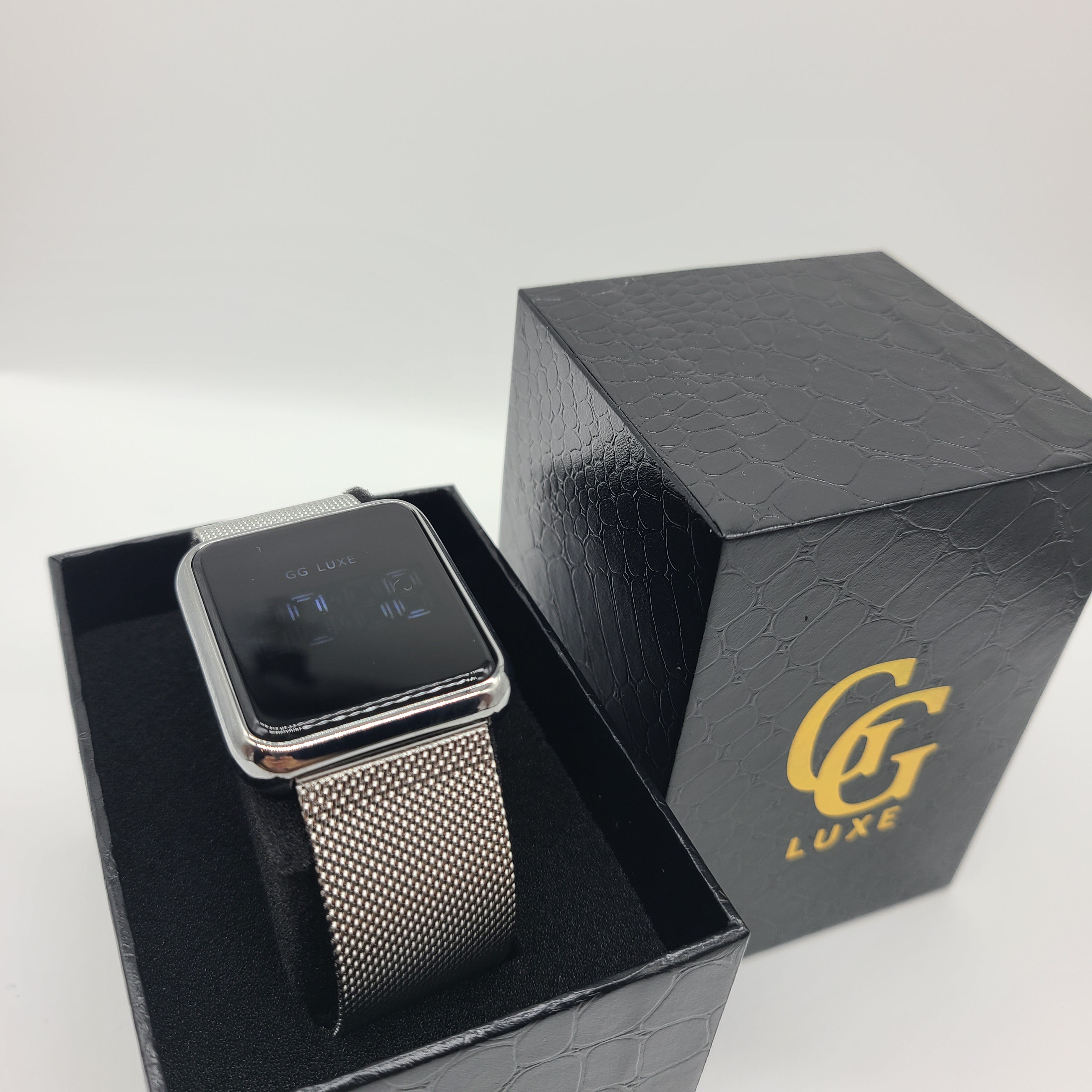 Montre digitale argentée en acier inoxydable